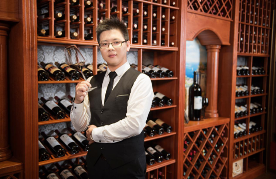 藍菲酒業(yè)首席品酒師、培訓師劉俊雄